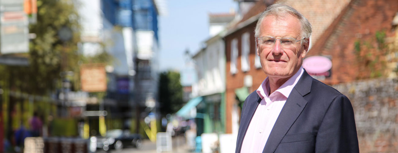 L&rsquo;interdiction des vapoteurs jetables incitera les enfants à « fumer derrière les abris à vélos », prévient un député britannique