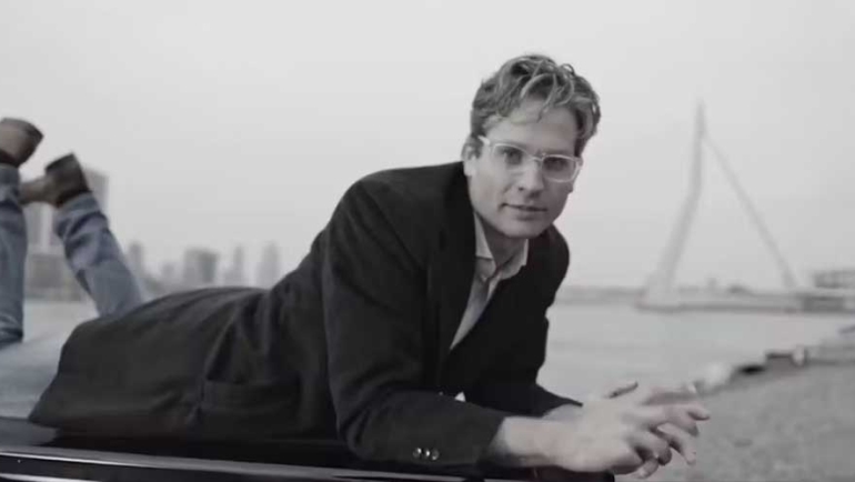 Vincent Karremans Lying on a beach